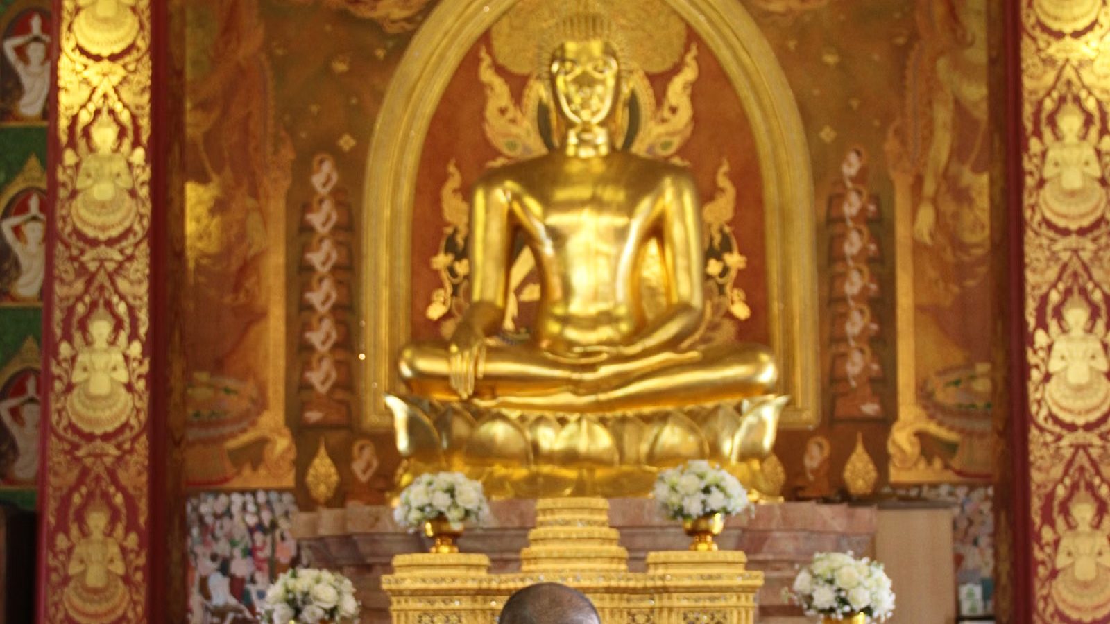 พระสงฆ์นั่งสงบในบรรยากาศวัดไทยยามเช้า
