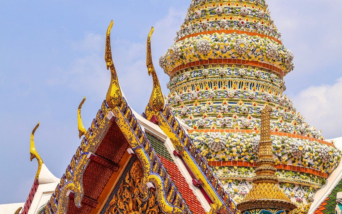 ภาพลวดลายศิลปะไทยประณีตสีทองบนพื้นหลังเข้ม