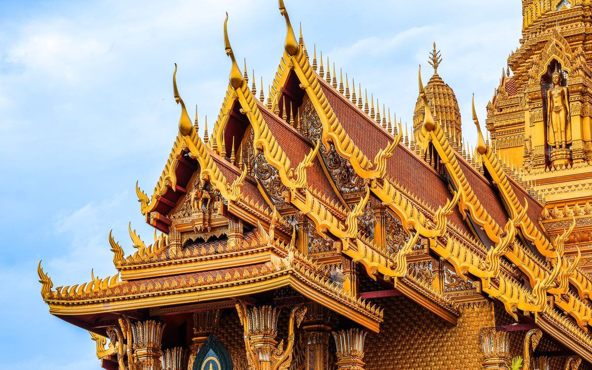 พระเจดีย์และลวดลายสถาปัตยกรรมไทยในวัดตอนกลางวัน